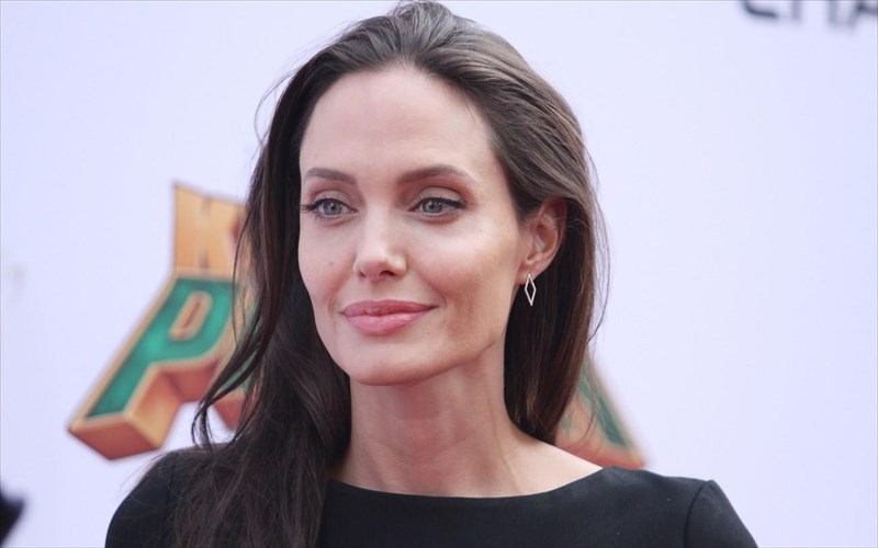 i-angelina-Jolie-anakaluptei-ksana-ton-eauto-tis