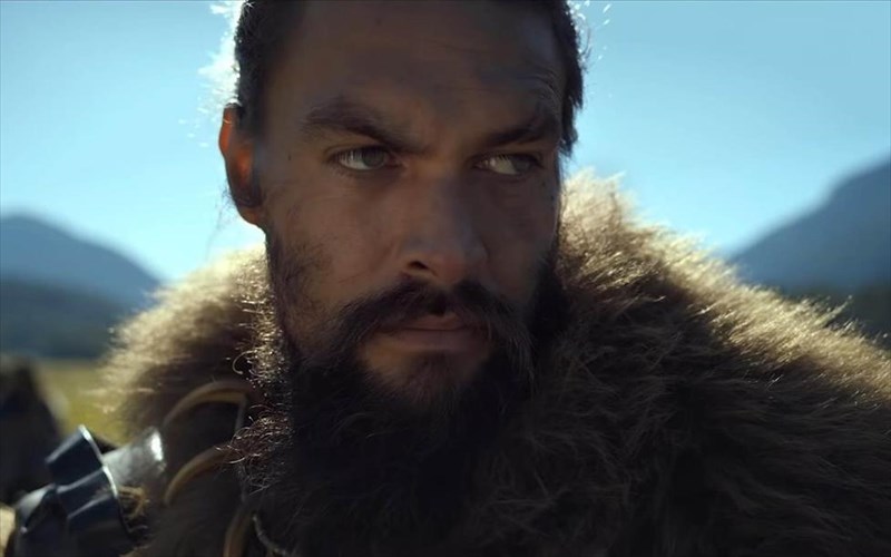 see-o-tuflos-Jason-momoa-bazei-pano-apo-ola-ta-paidia-tou