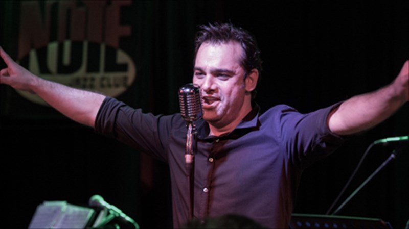 o-doros-dimosthenous-me-ellinika-swing-kai-blues-sto-proaulio-tou-badminton