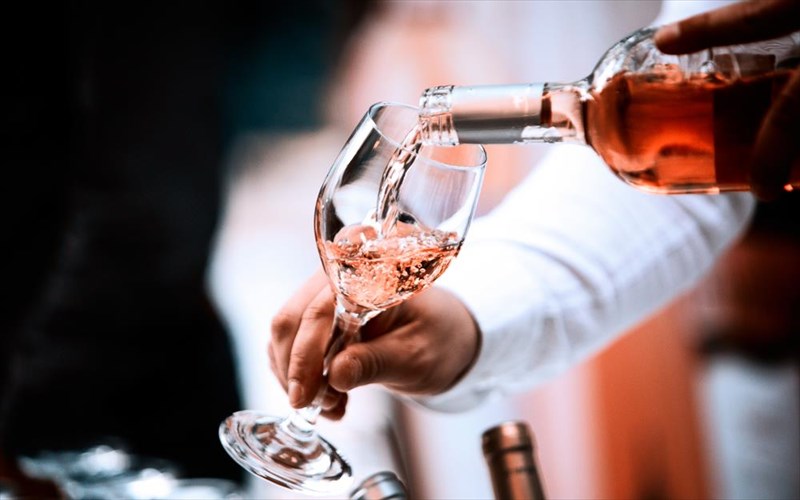 to-fthinoporo-ksekina-me-ena-neo-roze