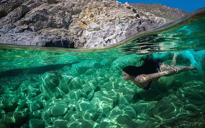 mia-ekthesi-zografikis-umnei-to-nero