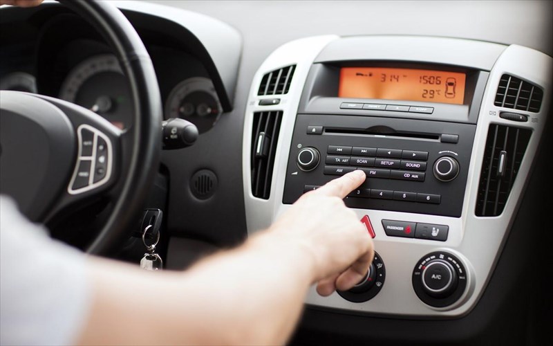 ti-sxesi-exoun-oi-led-zeppelin-kai-i-miley-cyrus-me-tin-asfali-odigisi-miley-cyrus-me-tin-asfali-odigisi