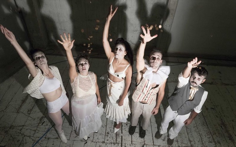 enasbussinokiposanthei-sto-thiseio