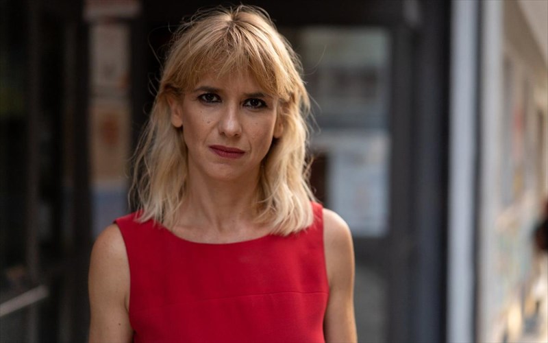 i-efi-reumata-megalose-mesa-sto-theatro