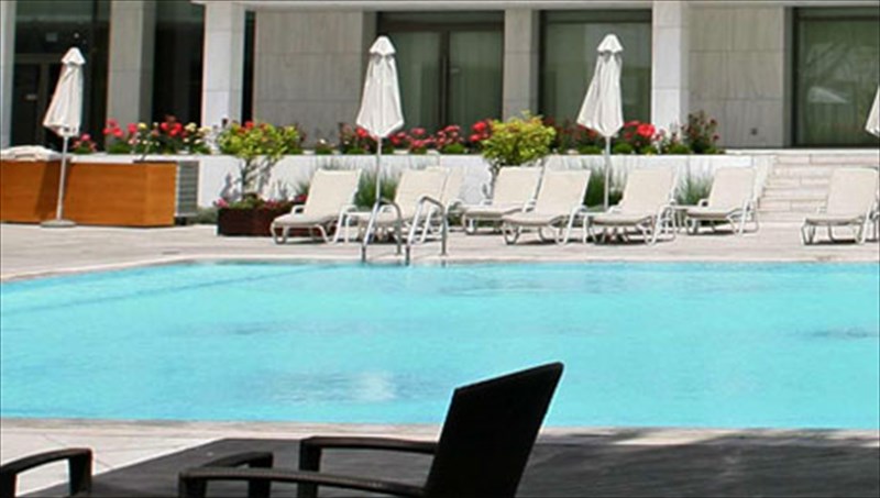 eiste-etoimoi-gia-diakopes-sto-hilton