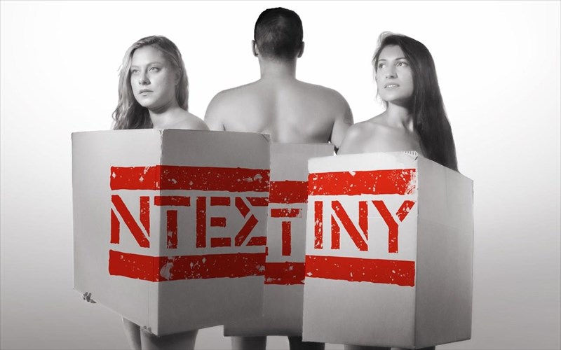 13-xronia-meta-to-ntestinu-tou-aki-dimou-epistrefei-sti-skini