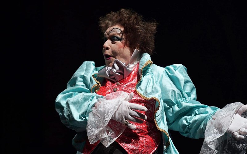 i-anna-kokkinou-epistrefei-tous-mimous-tou-ironda-sti-sfendoni