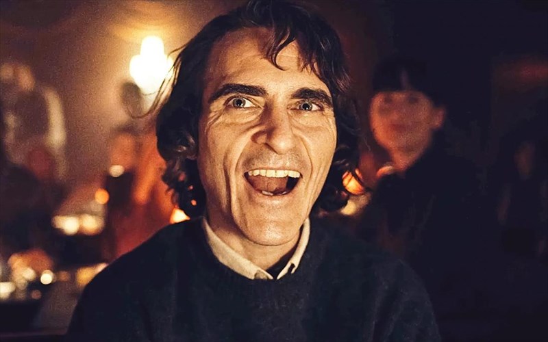 o-Joaquin-phoenix-sumbouleutike-tin-oikogeneia-prin-analabei-ton-Joker