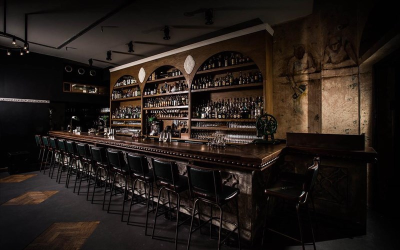 poia-ellinika-mpar-briskontai-anamesa-sta-kalutera-tou-kosmou