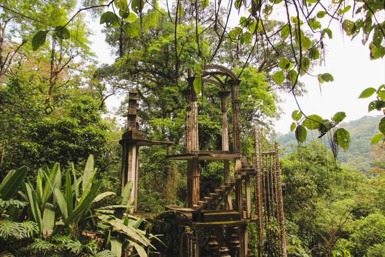 aksiotheata-pou-moiazoun-bgalmena-apo-ti-sfaira-tis-fantasias