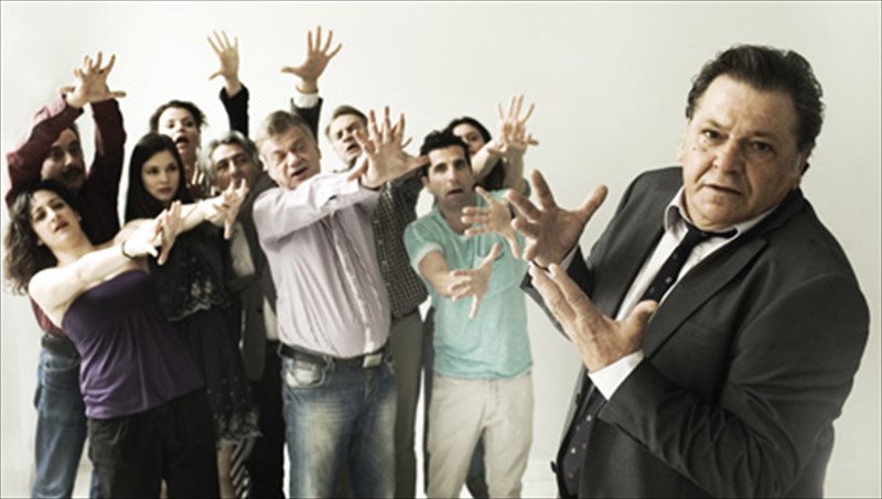 o-maurogialouros-epistrefei-drimuteros