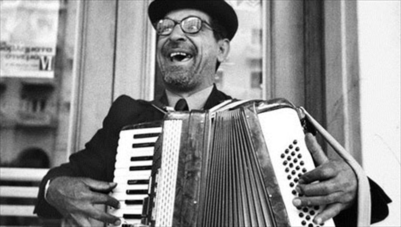 mousikes-periplaniseis-se-dimosia-thea