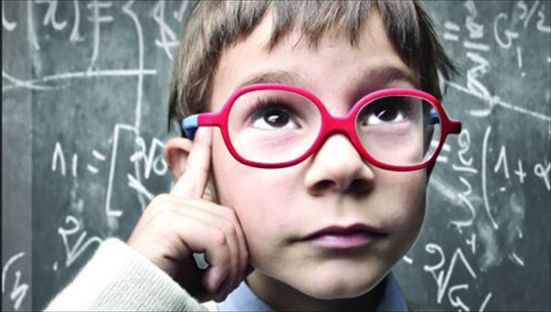 to-agori-pou-ekrube-mesa-tou-enan-mikro-ainstain