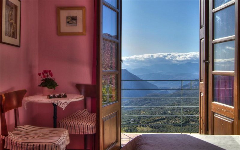 omorfoi-ksenones-stin-ellada-gia-fthinoporini-diamoni