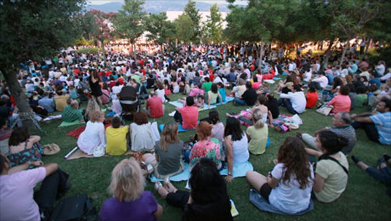 mousiki-anasa-drosias-ston-kipo-tou-megarou