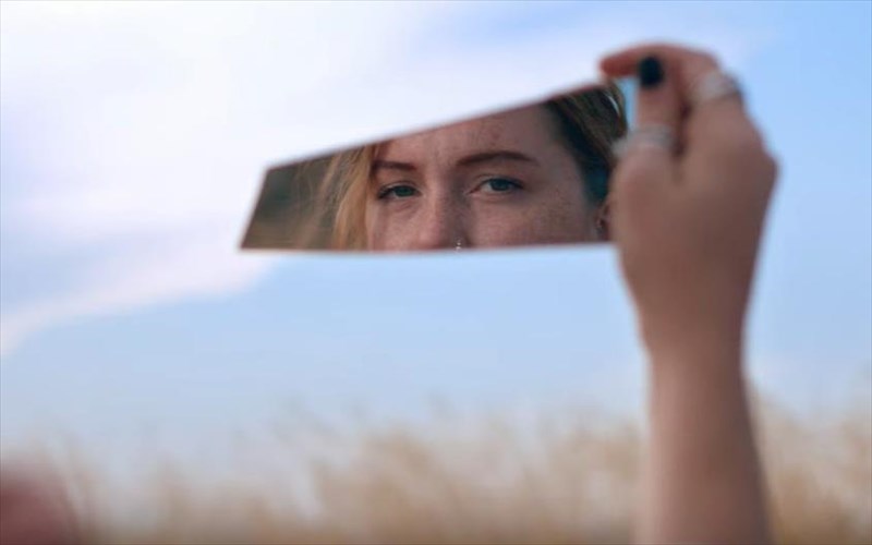 festibal-thessalonikis-o-basilis-kekatos-skinothetei-ta-spot-tis-60is-diorganosis