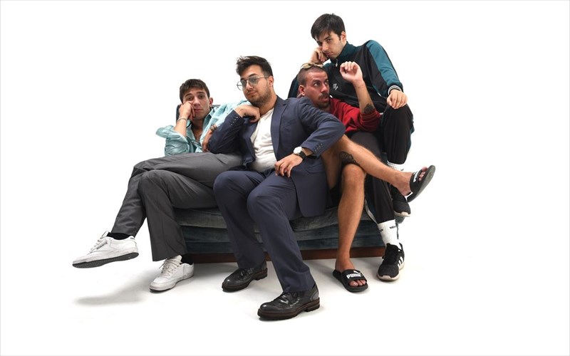 striptease-otan-oi-20arides-satirizoun-ti-genia-tous