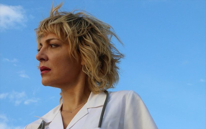 enas-kuknos-anoigei-ftera-sti-skini-tou-aggelon-bima