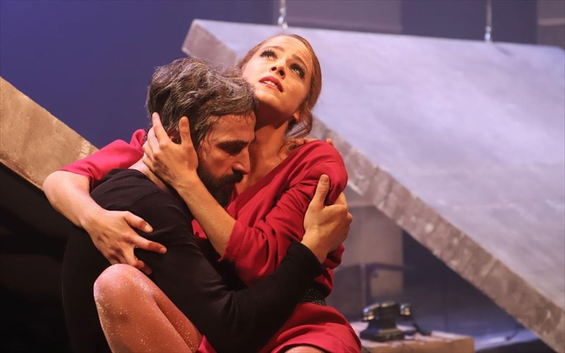 rinokeros-oserbetalismaxetai-ton-komformismo-sto-theatro-kibotos