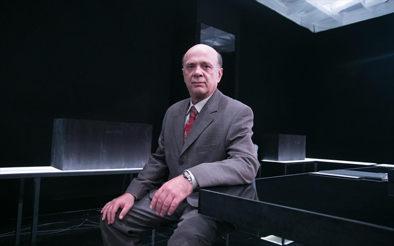 o-xristos-sapountzis-thelei-na-zisei-stin-erimia-me-ton-skulo-ta-mousika-organa-kai-ta-tsigara-tou