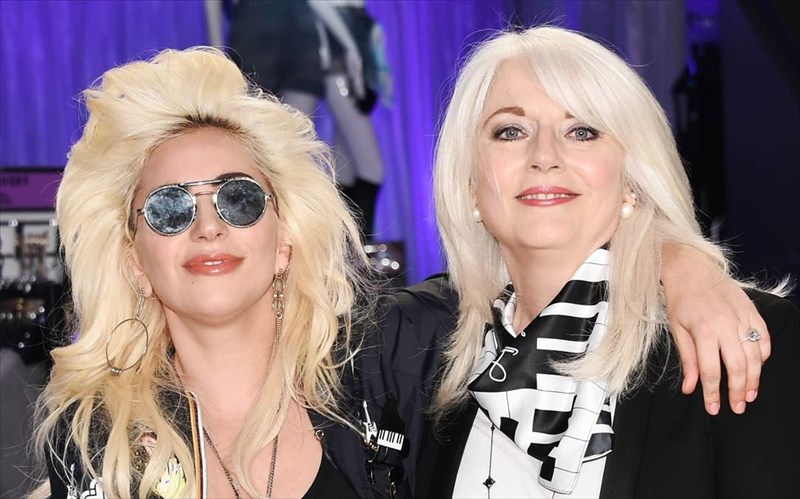 i-mitera-tis-lady-gaga-eksigei-pos-diaxeiristike-ta-problimata-psuxikis-ugeias-tis-koris-tis