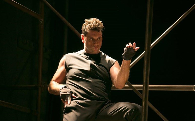 mute-mazi-kai-monoi-sto-theatro-tou-neou-kosmou