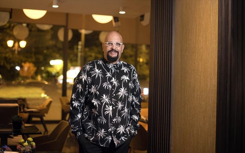 to-plaza-cafe-mas-anebazei-ti-diathesi-me-geuseis-kai-mousiki