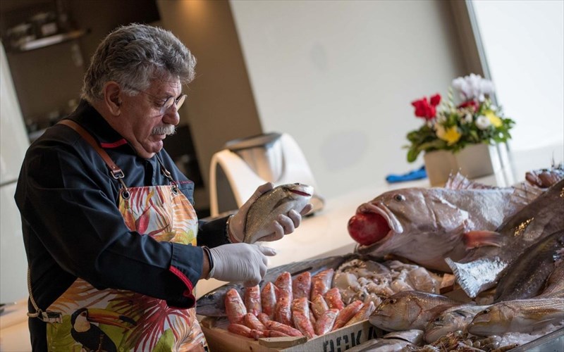 taste-dining-experiences-me-psarofagia-sto-varoulko-seaside