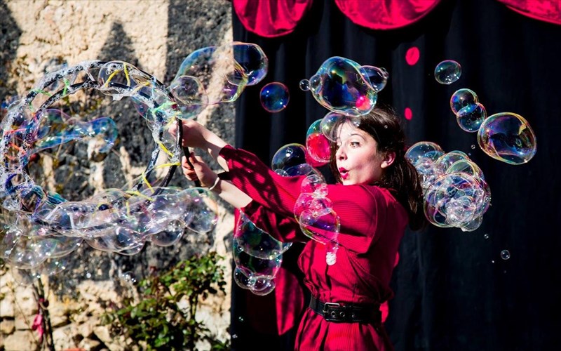 oi-mr-and-mrs-bubble-mas-bazoun-mesa-se-mia-sapounofouska