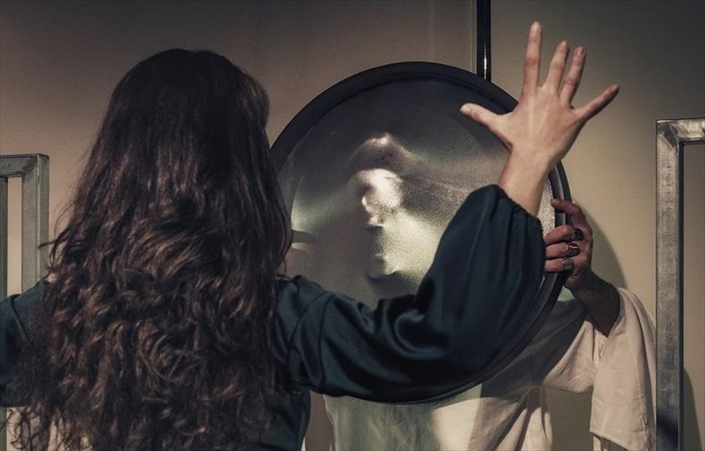 erotiki-epithumia-kai-flamenko-tarazoun-tis-isorropies-sto-spiti-tis-mpernarnta-almpa