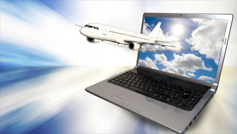 enas-stous-duo-ellines-kleinoun-ta-aeroporika-tous-eisitiria-apo-to-internet