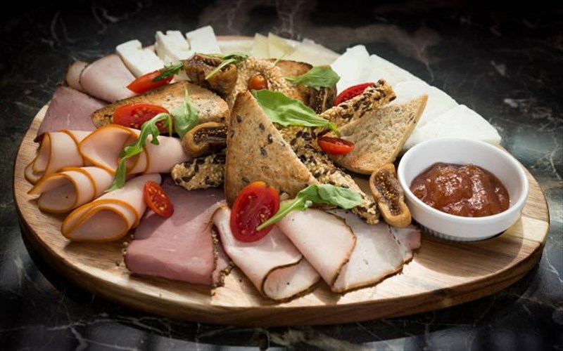 to-public-cafe-exei-menou-gia-theatrofilous