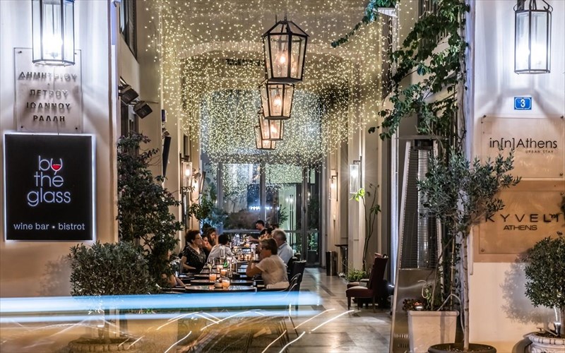 to-by-the-glass-exei-genethlia-kai-to-giortazei