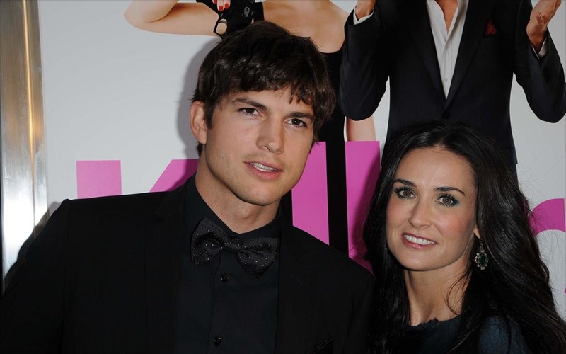 o-ashton-kutcher-agnoei-to-autobiografiko-biblio-tis-demi-moore