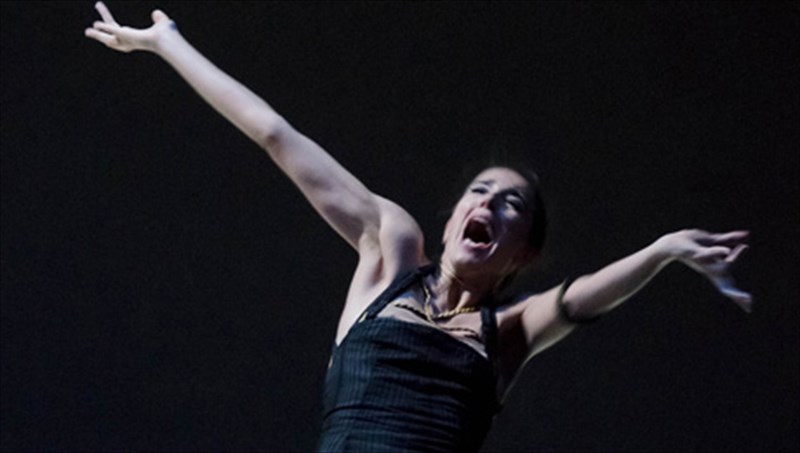 kritiki-tainias-anakuklonontas-ti-mideia