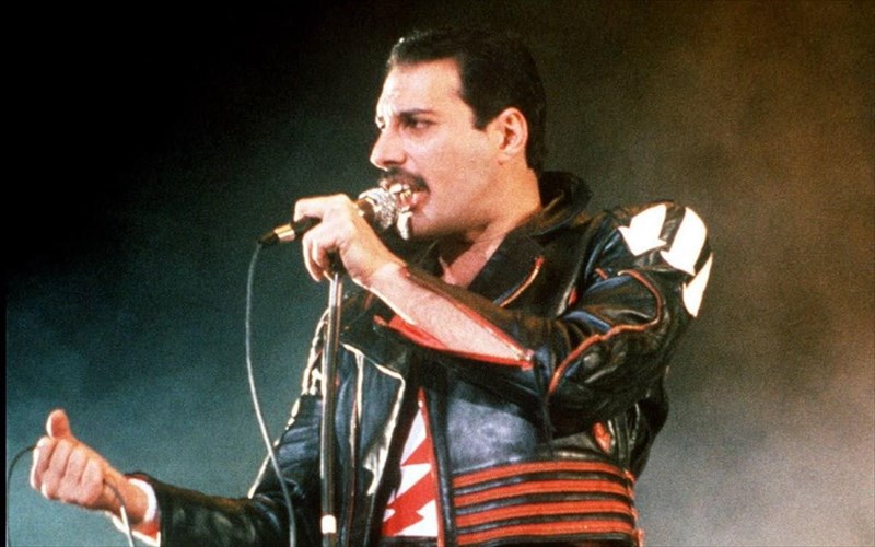 tragoudiste-opos-o-freddie-mercury-me-ti-boitheia-tis-google-freddie-mercury-me-ti-boitheia-tis-google