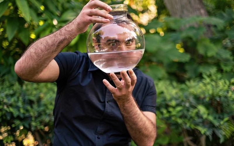 ena-xrusopsaro-ekso-apo-ti-guala-mia-sourealistiki-komodia-me-polles-anatropes