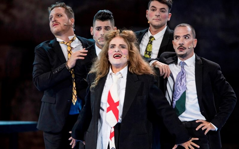 oi-ekklisiazouses-epistrefoun-me-mia-megali-eortastiki-prosfora