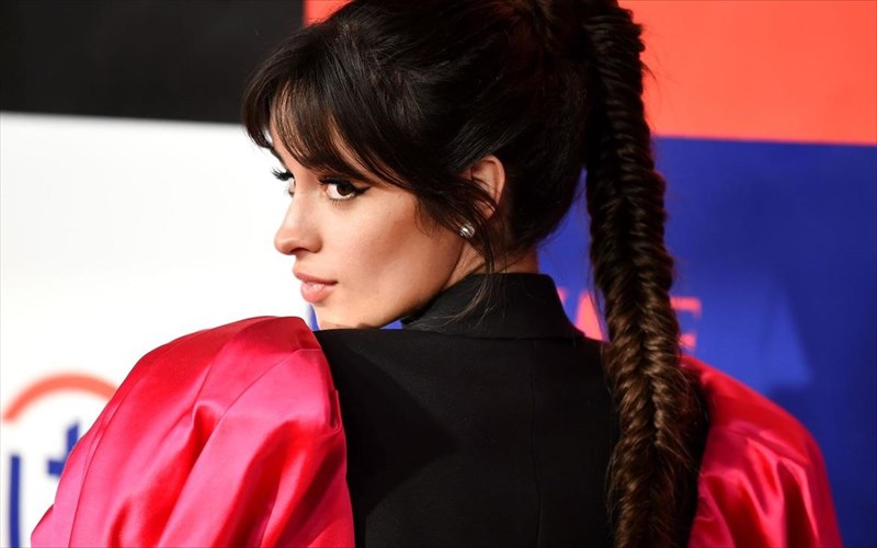 i-elafroxera-camila-cabello-upo-parakolouthisi-apo-to-bretaniko-palati