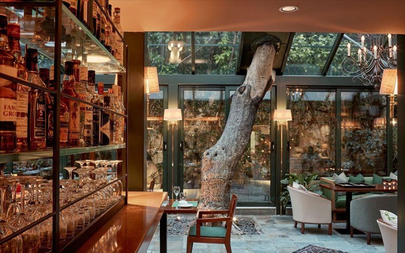 to-atrium-greek-bistro-stronei-kuriakatiko-trapezi