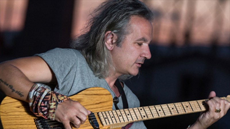 o-xristos-thibaios-me-to-gkazi-sto-kokkino