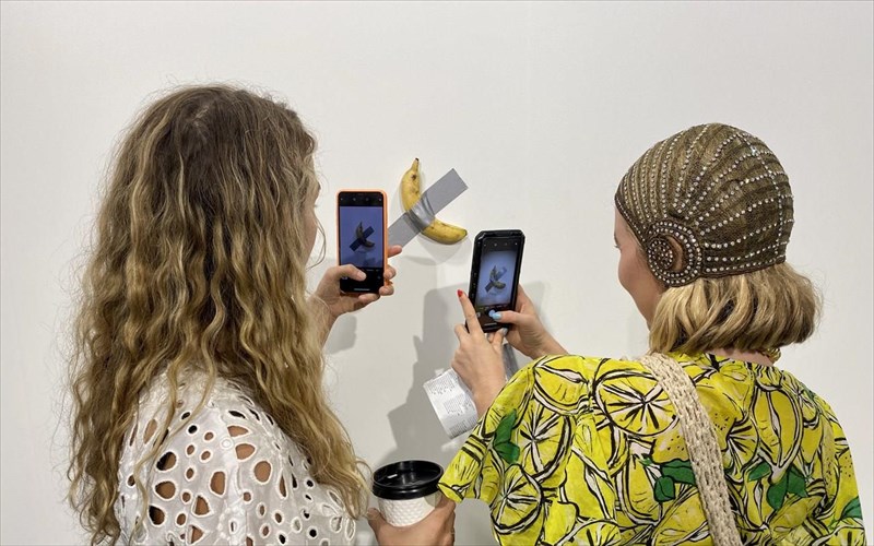 i-pio-akribi-mpanana-ston-kosmo-brisketai-kollimeni-se-enan-toixo-sto-maiami