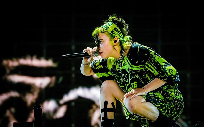 i-apple-plirose-25-ekatommuria-dolaria-gia-ena-ntokimanter-tis-billie-eilish