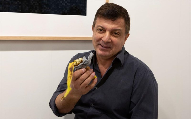 enas-peinasmenos-kallitexnis-efage-tin-mpanana-aksias-120000-dolarion