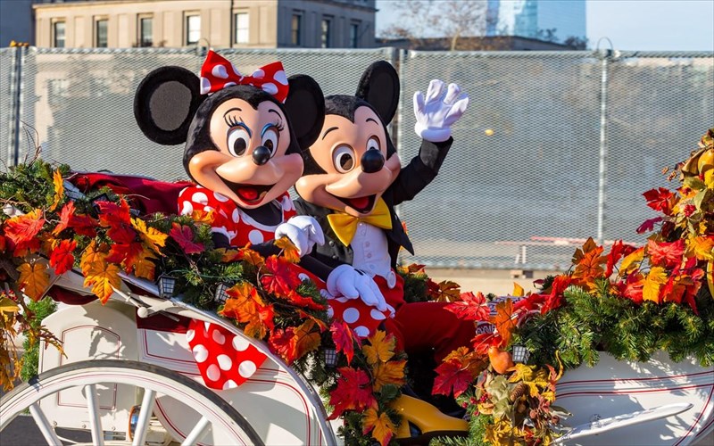 i-disney-spaei-kathe-rekor-sta-diethni-box-office-me-esoda-ano-ton-deka-disekatommurion-dolarion