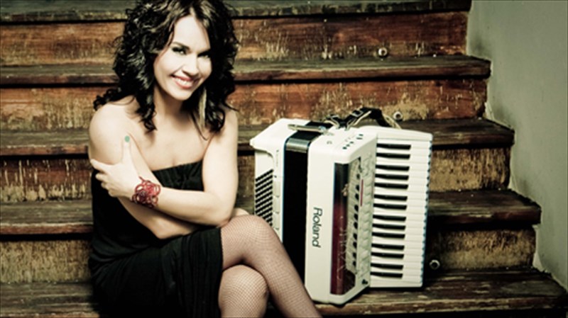 mousiki-apodrasi-mesa-apo-ta-pliktra-tis-zois-tiganouria