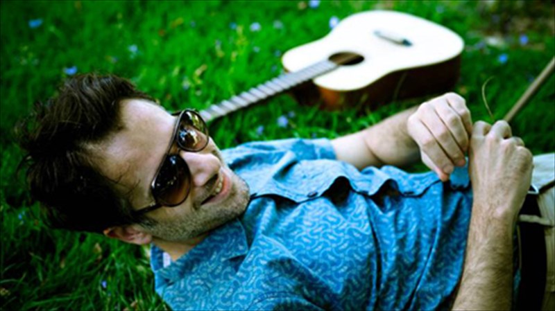 o-kostis-marabegias-rixnei-tin-aulaia-tou-1ou-benaki-festival