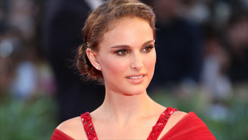 natalie-portman-skinothetiko-ntempouto-me-muthistorima-tou-amos-oz