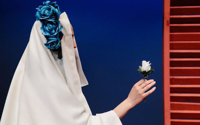 me-triantafullo-sto-stithos-sto-theatro-texnis