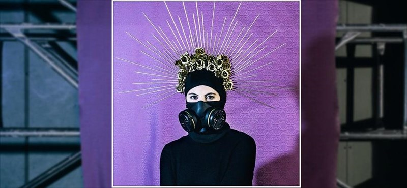 ena-poiima-gia-tis-peripeteies-mias-neotitas-kai-to-telos-tis-athootitas